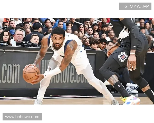 欧文突破防守展现个人技术内线高难度抛投成功引发全场欢呼 欧文突破防守展现个人技术内线高难度抛投成功引发全场欢呼